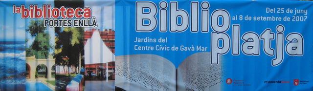 Pancarta publicitant la Biblioplatja de l'estiu de 2007 penjada a les tanques dels jardins del Centre Cívic de Gavà Mar