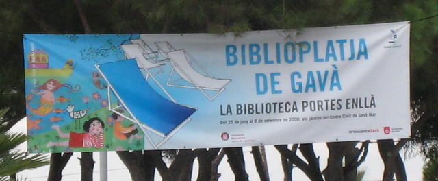 Pancarta publicitant la Biblioplatja de l'estiu de 2008 penjada a la rotonda de l'avinguda del mar amb el carrer Tellinaires de Gavà Mar