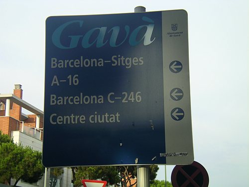 Códigos de carreteras desfasados en los carteles que tiene instalados el Ayuntamiento de Gavà por todo Gavà Mar