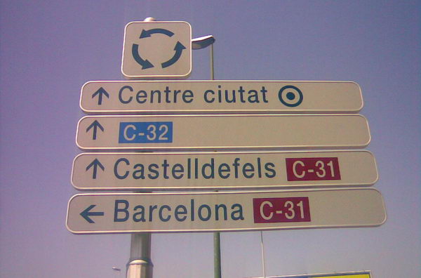 Códigos de carreteras YA actualizados en los carteles que tiene instalados el Ayuntamiento de Gavà por todo Gavà Mar (Fotografía: cruce de la avenida del mar con la avenida de Europa)