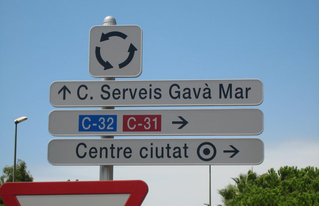 Cartel situado en el cruce de la calle dels Tellinaires y la avenida del Mar (Gavà Mar) indicando donde está el centro cívico de Gavà Mar (13 de agosto de 2008)