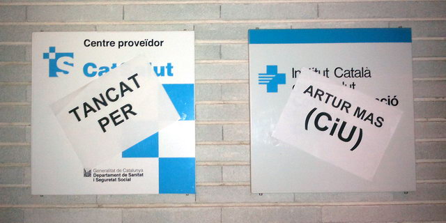 Actualitzaci de les plaques ubicades al Centre Cvic de Gav Mar que informaven de l'existncia en el centre d'un centre d'atenci primria per reflectir el seu tancament (20 de Juliol de 2011)