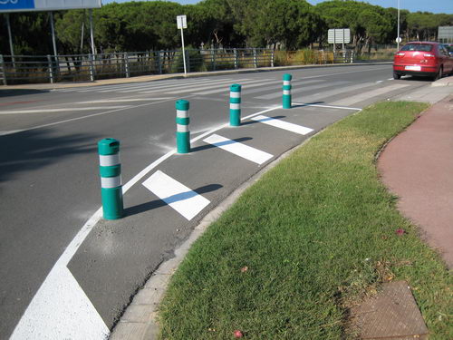 Mejora de la visibilidad en el cruce de la avenida del mar con la avenida de Europa al impedir el aparcamiento justo en la esquina (22 de junio de 2007)