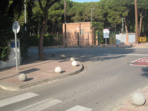 Creuament del carrer Blanes amb l'avinguda Europa de Gavà Mar, si aparquen vehicles a l'esquerra de la imatge, no hi ha visibilitat des del carrer Blanes
