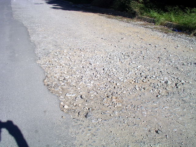 Estat lamentable de l'asfalt i les voreres del carrer Begur de Gavà Mar