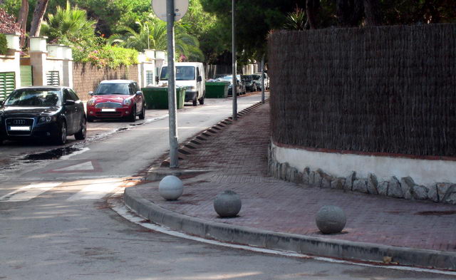 Encreuament dels carrers Blanes i Cunit de Gav Mar sense la bola de ciment que dificultava el pas dels vianants (19 de Setembre de 2009)