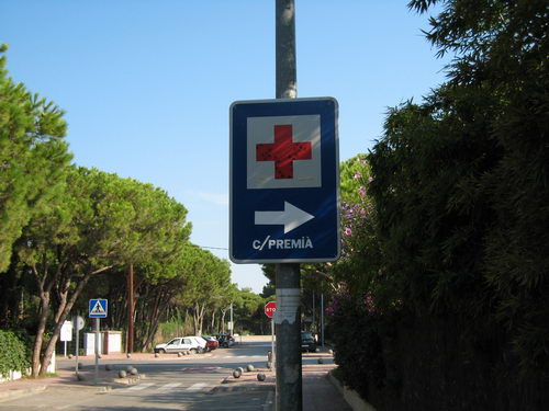 Senyal de la situació del mòdul de la Creu Roja del Carrer Premià situat a la cantonada del carrer Blanes amb el Carrer Cunit (Estiu 2007)