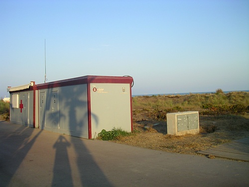 Mòdul de la Creu Roja del carrer Roses MAL SITUAT (Sense visibilitat de la platja de Gav Mar) (Estiu 2006)