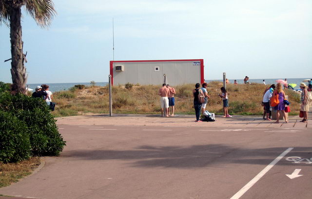 Mòdul de la Creu Roja correctament situat a l'alçada del carrer de Roses de Gavà Mar però dins de la sorra i no al passeig marítim (14 de Juny de 2009)