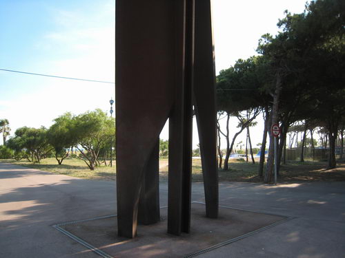 Monument de La VELA de Gavà Mar sense cap pintada (Maig de 2007)