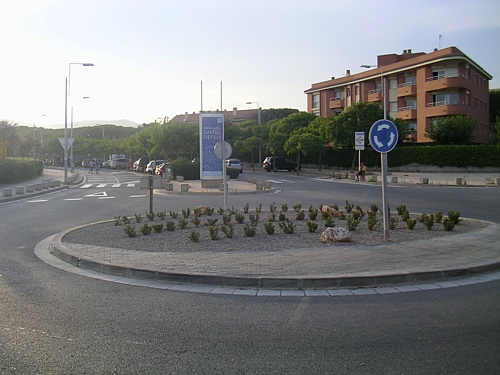 Illeta que dna la benvinguda a Castelldefels des del terme municipal de Gav (passeig martim)