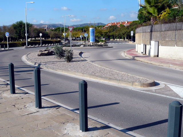 Illeta arranjada per l'Ajuntament de Gav en la frontera amb el terme municipal de Castelldefels, al passeig martim (24 Novembre 2011)