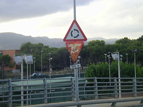 Señal en muy mal estado en el puente de la avenida del mar de Gavà Mar (Octubre de 2006)