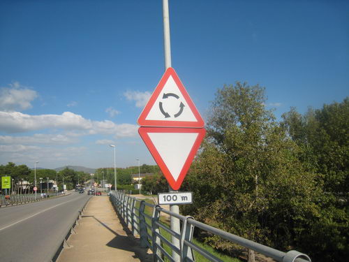 Senyal de 'precaució rotonda' totalment nova al pont de l'avinguda del mar de Gavà Mar