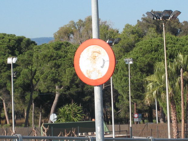 Seal de trfico que limita la velocidad mxima a 50km/h en el puente de la avenida del mar de Gav Mar sobre la autova de Castelldefels en estado lamentable (12 de Diciembre de 2008)