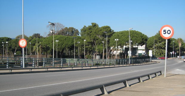 Senyals de trànsit que limiten la velocitat mxima a 50km/h al pont de l'avinguda del mar de Gav Mar sobre l'autovia de Castelldefels, una d'elles en estat lamentable (12 de Desembre de 2008)