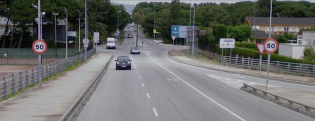 Senyals de trànsit que limiten la velocitat mxima a 50km/h al pont de l'avinguda del mar de Gav Mar sobre l'autovia de Castelldefels (Estiu del 2008)
