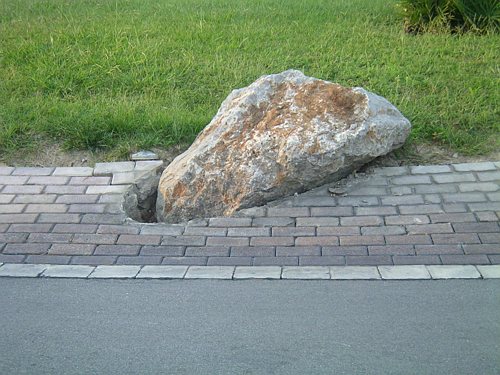 Pedra de la rotonda del creuament entre l'avinguda del mar i el carrer Tellinaires a Gavà Mar, sortida de lloc, cal fixar-la