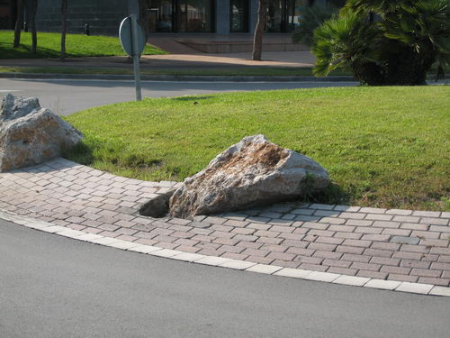 Pedra de la rotonda del creuament entre l'avinguda del mar i el carrer Tellinaires a Gavà Mar, sortida de lloc, cal fixar-la (Juny de 2007)