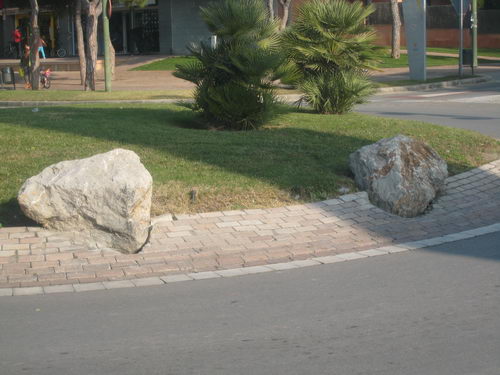 Dues pedres de la rotonda del creuament entre l'avinguda del mar i el carrer Tellinaires a Gavà Mar, sortides de lloc, caldria fixar-les (Finals de novembre de 2007)