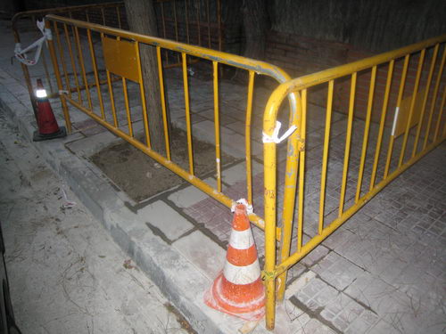 Obres al carrer Tellinaires de Gavà Mar per posar les rajoles correctament i evitar caigudes (17 Octubre 2007)