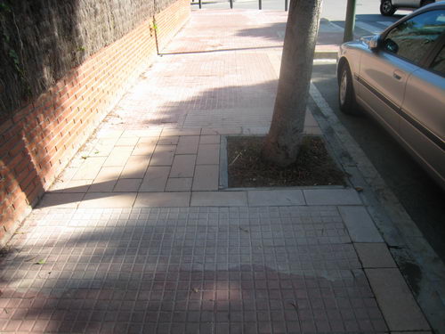 Magnífic estat de la vorera del carrer dels Tellinaires de Gavà Mar una vegada posades les rajoles correctament (28 Octubre 2007)
