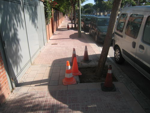 Magnífic estat de la vorera del carrer dels Tellinaires de Gavà Mar una vegada posades les rajoles correctament (28 Octubre 2007)
