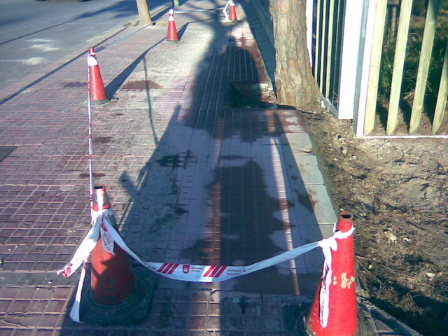 Obres de millora de la vorera del carrer dels Tellinaires de Gavà (molt a prop del monument de la Vela) (17 de Març de 2009)