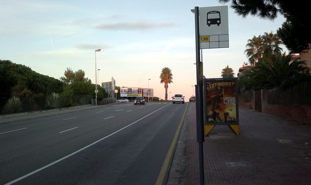 Nova parada sense marquesina de la lnia d'autobs L-95 a la vorera mar de l'avinguda d'Europa de Gav Mar (entre l'avinguda del mar i el carrer de Garraf) (8 octubre 2011)