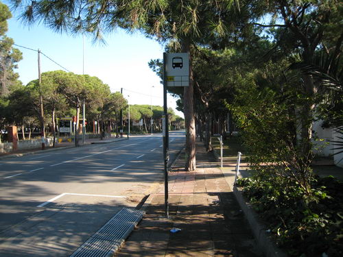 Parada de bus a l'avinguda Europa de Gavà Mar (al costat del carrer Cadaqués) sense cap tipus de protecció ni seients