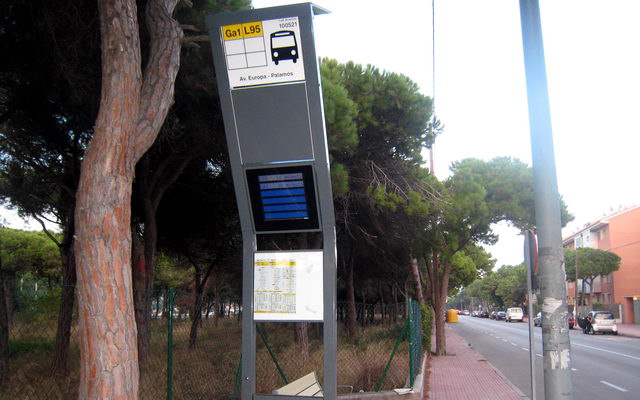 Parada de autobs solar de informacin dinmica instalada por la EMT en la avenida de Europa de Gav Mar (5 de Octubre de 2009)