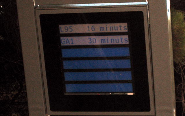 Pantalla de la parada d'autobs solar d'informaci dinmica installada per l'EMT a l'avinguda d'Europa de Gav Mar que mostra uns temps d'espera fora elevats (5 d'Octubre de 2009)