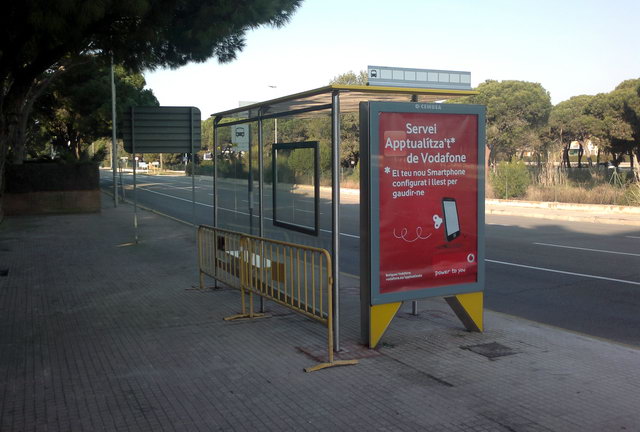 Imatge de la nova marquesina que s'est installant a la parada d'autobs de la lnia L-95 a la vorera mar de l'avinguda d'Europa de Gav Mar (entre l'avinguda del mar i el carrer de Garraf) (18 Febrer 2012)