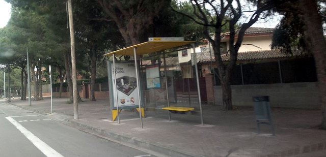 Imatge de la marquesina i de la paperera situades en la parada d'autobs de la lnia L-95 a la vorera mar de l'avinguda d'Europa de Gav Mar (entre el carrer de Sitges i el carrer d'Alcanar) (23 abril 2012)