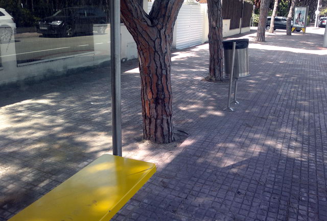 Imatge de la marquesina i de la paperera situades en la parada d'autobs de les lnies L-95 i Ga1 a la vorera mar de l'avinguda d'Europa de Gav Mar (molt a prop del carrer de Palafrugell) (22 Juny 2012)