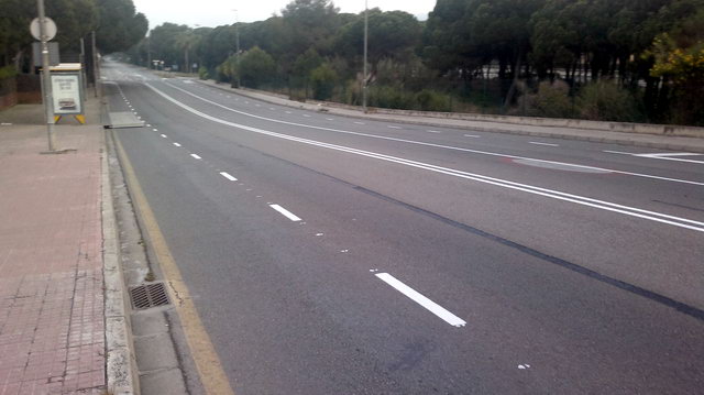 Superfcie de ciment installada davant la parada d'autobs de la lnia L-95 ubicada a la vorera mar de l'avinguda d'Europa de Gav Mar (entre l'avinguda del mar i el carrer de Garraf) (15 Maig 2013)