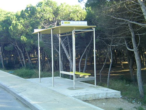Parada d'autobús a Gavà Mar sense vidres protectors (ubicada a l'autovia de Castelldefels en direcci Barcelona, a Llevant Mar)