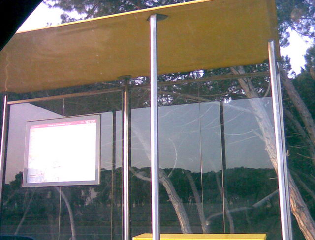Parada d'autobús a Gavà Mar ubicada a l'autovia de Castelldefels al costat de l'edifici Bermar Park una altra vegada amb vidres protectors (Maig de 2009)