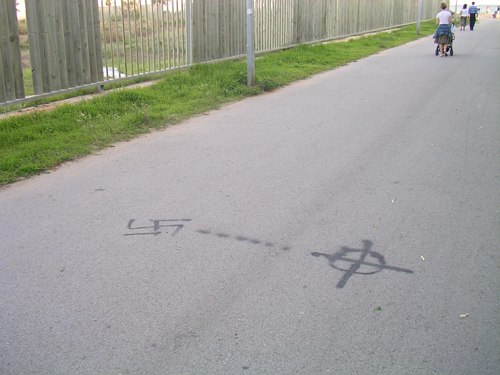 Pintada nazi a Gavà Mar (tram de vianants del carrer Palafrugell)