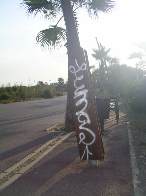 Pintada en un fanal del passeig marítim de Gavà Mar (Central Mar)