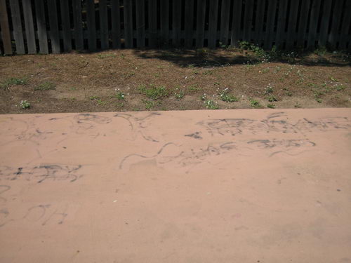 Pintada esborrada al terra del passeig marítim de Gavà Mar (carrer Salou - al costat de la riera dels Canyars) (Abril de 2007)