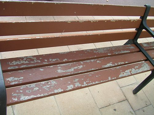 Banc de l'avinguda del mar de Gav Mar amb la pintura en molt mal estat