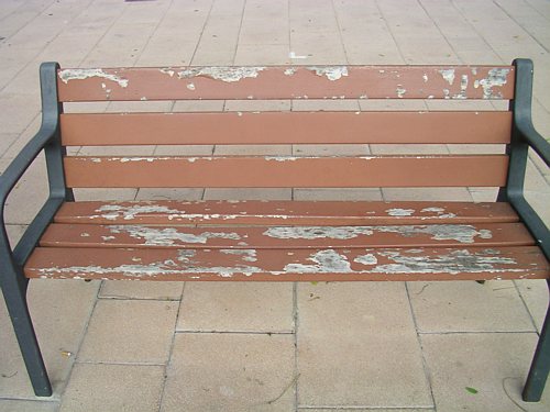 Banc de l'avinguda del mar de Gav Mar amb la pintura en molt mal estat