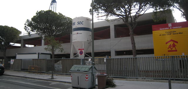 La fachada de la futura escuela pública (CEIP) de Gavà Mar va tomando forma (2 de Febrero de 2008)