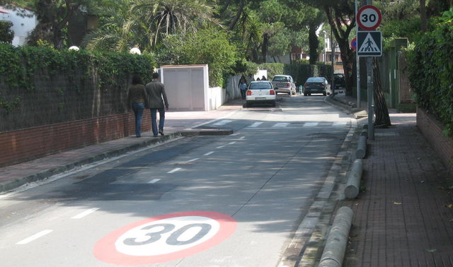 Senyal de trànsit que avisa de la pròximitat del CEIP Gavà Mar al carrer Calafell circulant en direcci Barcelona (4 d'Abril de 2009)