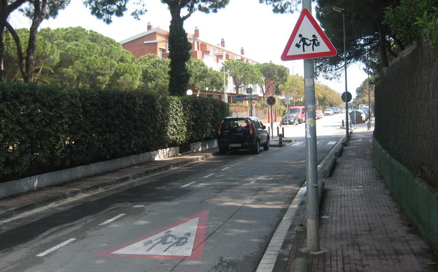 Senyal de trànsit que limita la velocitat mxima a 30km/h per la pròximitat de l'Escola Gavà Mar al carrer Calafell circulant en direcci Barcelona (4 d'Abril de 2009)
