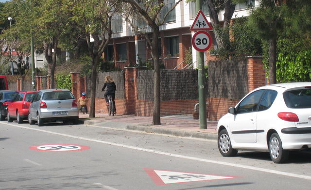 Senyal de trànsit que avisa de la pròximitat de l'Escola Gavà Mar al carrer dels Tellinaires circulant en direcci Castelldefels i que limita la velocitat mxima a 30km/h (4 d'Abril de 2009)