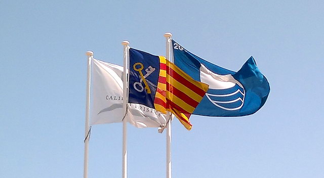 Banderas en la playa de Gav Mar (Q de Calidad, Gav y Bandera Azul) (10 de Julio de 2011)