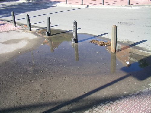 Inundació habitual al carrer Palamós (creuament amb carrer Tellinaires)