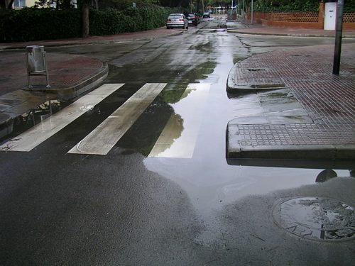 Inundación habitual en la calle Palafrugell (cruce con la calle Cunit)